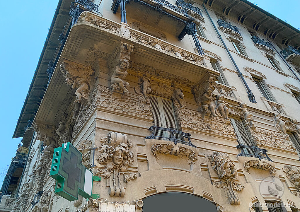 La rebosante Casa Guazzoni (1904-1906), obra del arquitecto Giovanni Battista Bossi La rebosante Casa Guazzoni (1904-1906), obra del arquitecto Giovanni Battista Bossi