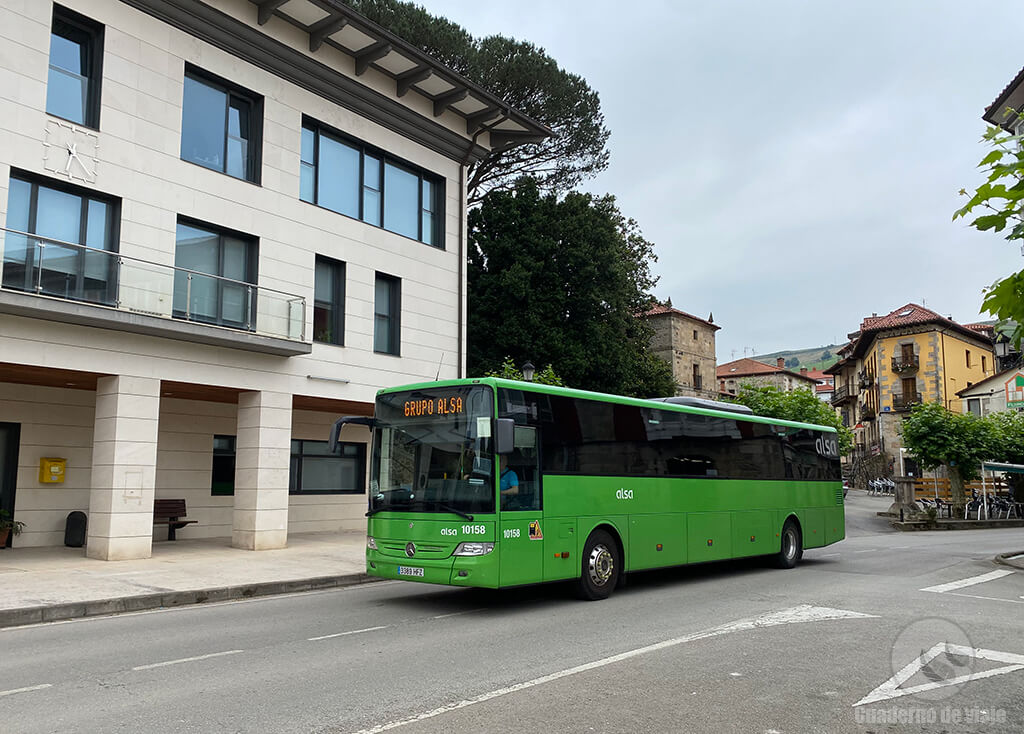 Autobús de la línea Santander-Selaya a su paso por Selaya Autobús de la línea Santander-Selaya a su paso por Selaya