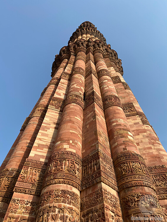 El minarete de Qutub Minar decorado con tallas de versículos del Corán El minarete de Qutub Minar decorado con tallas de versículos del Corán