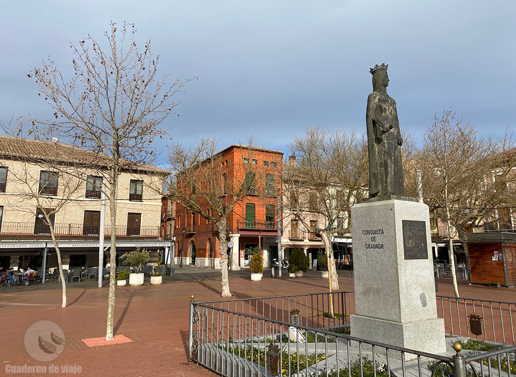 Estatua de Isabel la Católica en la Plaza Mayor de Medina del Campo Estatua de Isabel la Católica en la Plaza Mayor de Medina del Campo
