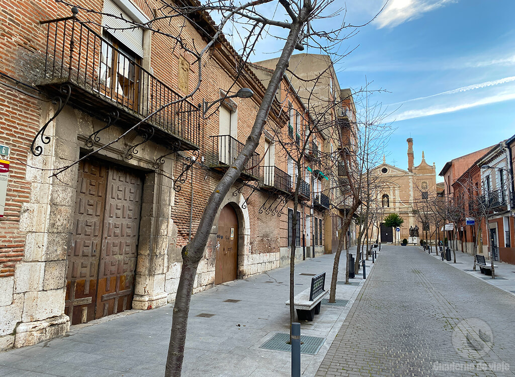 Casa del Conde de Adanero con la iglesia de la Inmaculada Concepción al fondo Casa del Conde de Adanero con la iglesia de la Inmaculada Concepción al fondo