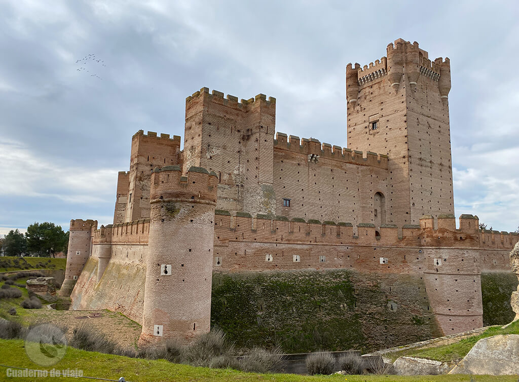Castillo de la Mota, un buen ejemplo de castillo artillero Castillo de la Mota, un buen ejemplo de castillo artillero