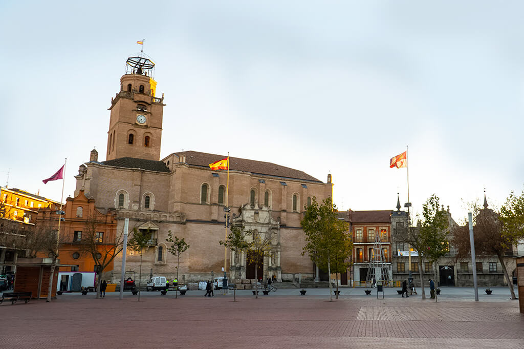 Plaza Mayor e iglesia de San Antolín Plaza Mayor e iglesia de San Antolín