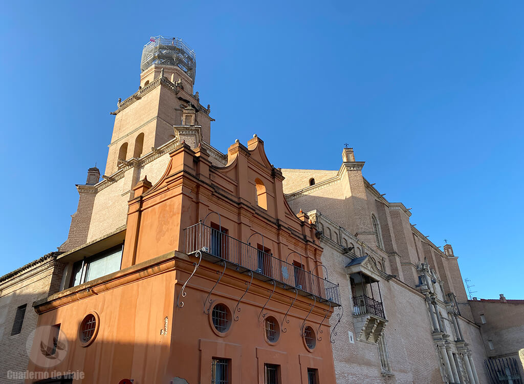Iglesia de San Antolín con el Balcón de la Virgen del Pópulo en el centro Iglesia de San Antolín con el Balcón de la Virgen del Pópulo en el centro