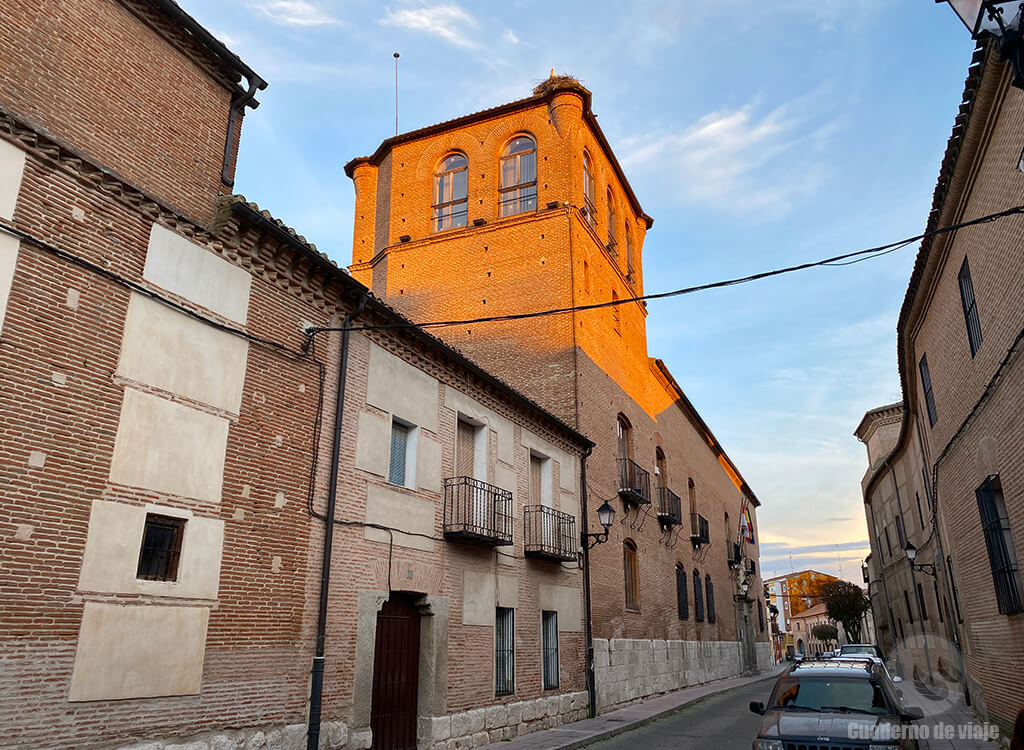 Calle Santa Teresa con el Palacio de Dueñas en el centro Calle Santa Teresa con el Palacio de Dueñas en el centro