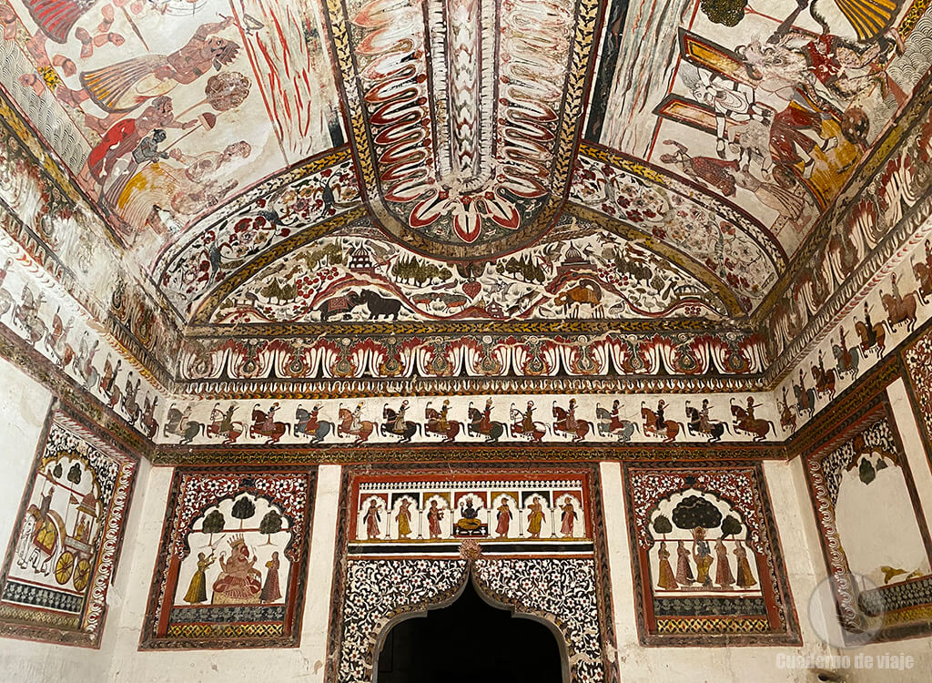 Pinturas de una de las salas del Palacio Raja Mahal Pinturas de una de las salas del Palacio Raja Mahal