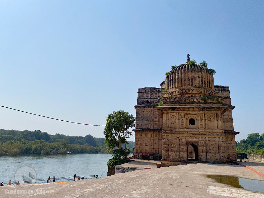 Templos de Bir Singh Deo y Kirpa Ram Gaur junto al río Betwa Templos de Bir Singh Deo y Kirpa Ram Gaur junto al río Betwa