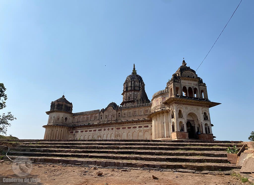 El curioso templo Laxmi en las afueras de la ciudad El curioso templo Laxmi en las afueras de la ciudad