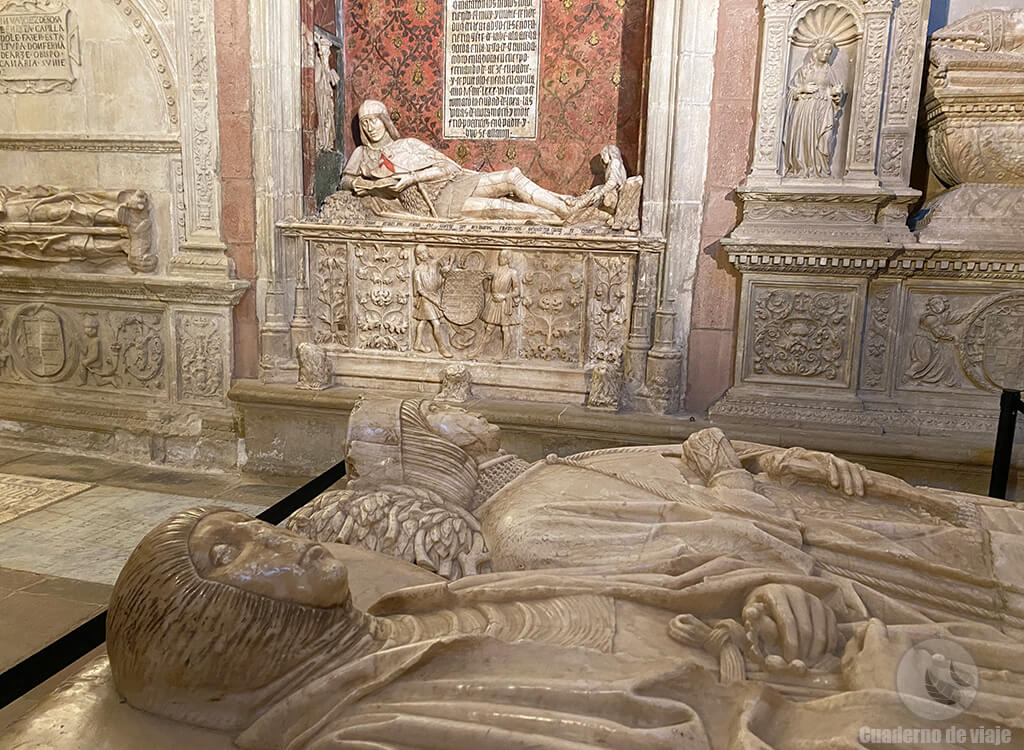 Sepulcro de los Arce y Sosa con el sepulcro del Doncel de Sigüenza al fondo Sepulcro de los Arce y Sosa con el sepulcro del Doncel de Sigüenza al fondo