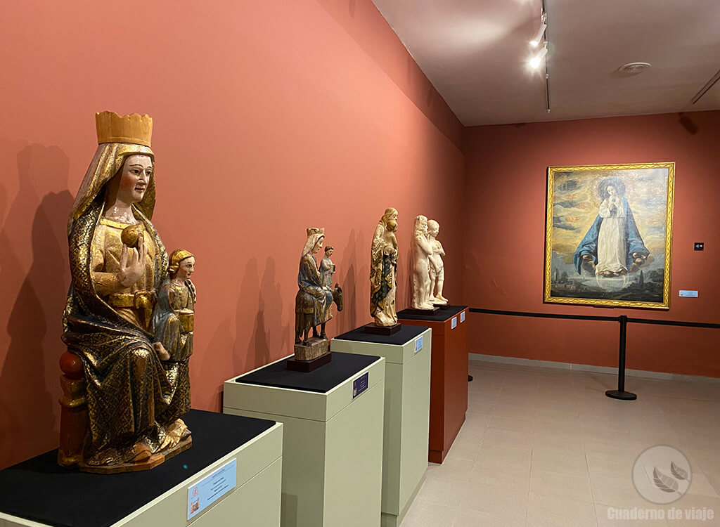Sala del Museo Diocesano con el Zurbarán al fondo Sala del Museo Diocesano con el Zurbarán al fondo