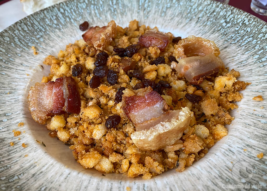 Las migas con torreznos es uno de los platos más típicos de la zona Las migas con torreznos es uno de los platos más típicos de la zona