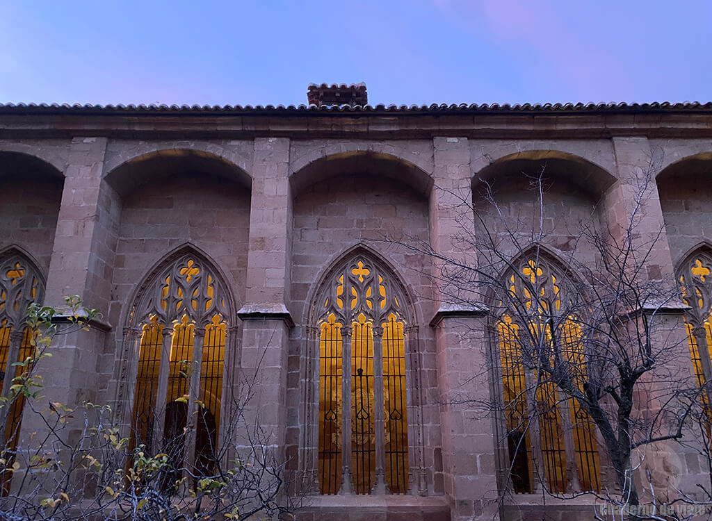 El hermoso claustro de la catedral al atardecer El hermoso claustro de la catedral al atardecer