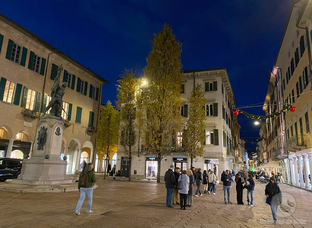 Piazza del Podestà en el centro de Varese Piazza del Podestà en el centro de Varese