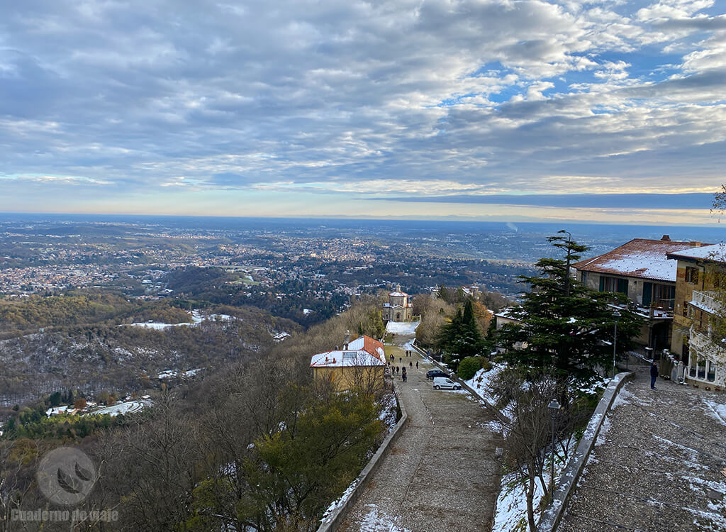 Vistas desde el Sacro Monte con la ciudad de Varese al fondo Vistas desde el Sacro Monte con la ciudad de Varese al fondo