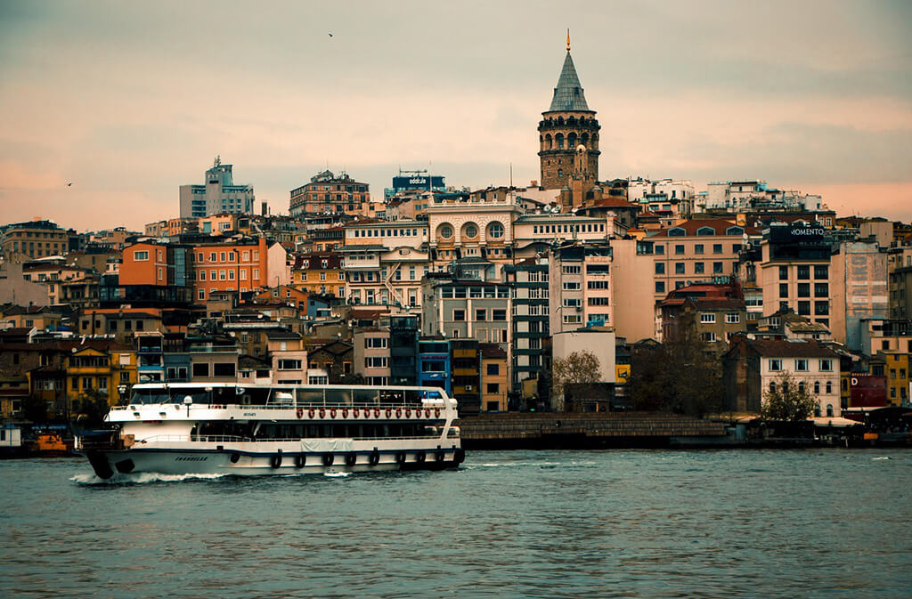 Crucero por el Bósforo con la Torre de Gálata al fondo Crucero por el Bósforo con la Torre de Gálata al fondo