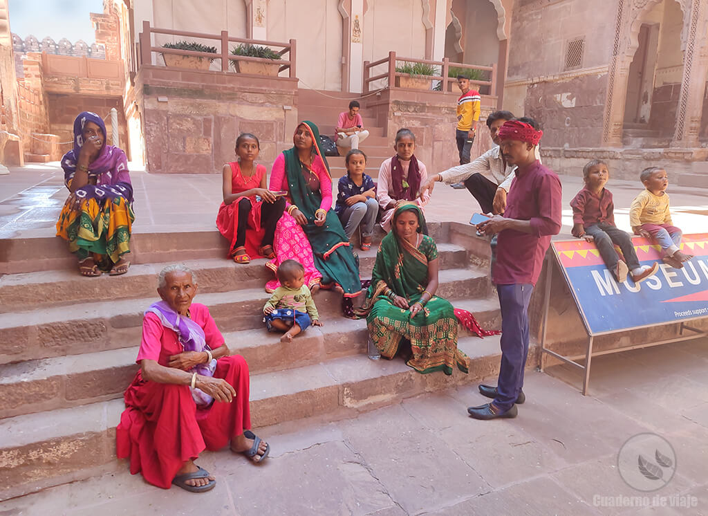 Visitantes de la Fortaleza Mehrangarh en Jodhpur Visitantes de la Fortaleza Mehrangarh en Jodhpur