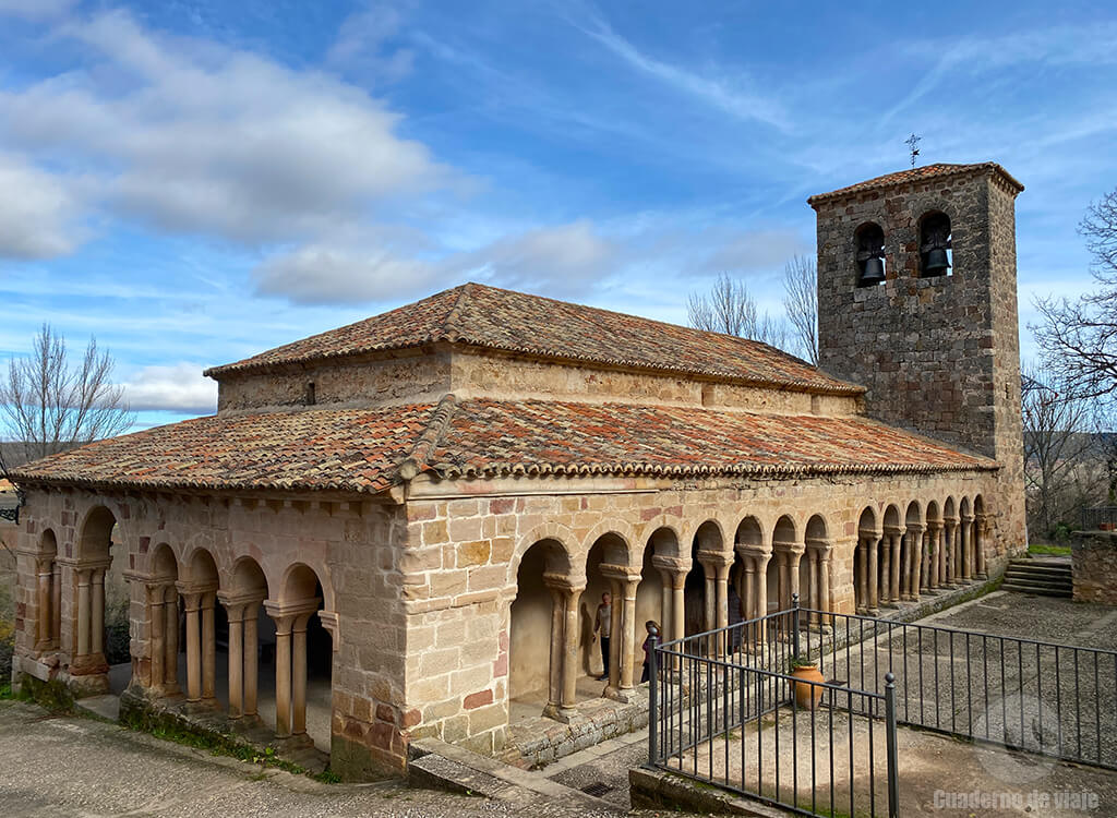 Iglesia del Salvador en Carabias con su gran galería porticada Iglesia del Salvador en Carabias con su gran galería porticada