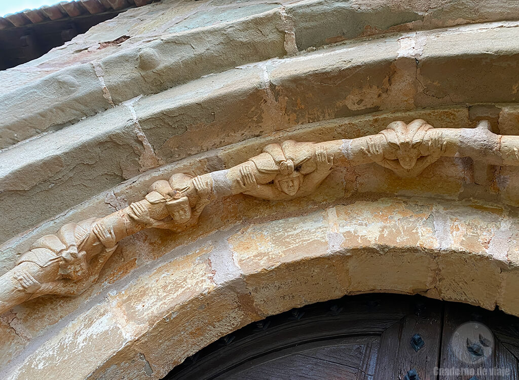 Los acróbatas de la portada de iglesia de Nuestra Señora del Val Los acróbatas de la portada de iglesia de Nuestra Señora del Val