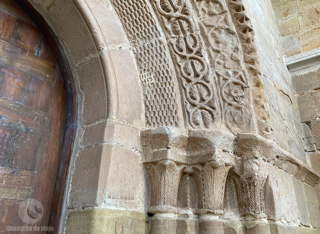 Capiteles y arquivoltas típicos cistercienses (iglesia de San Vicente en Sigüenza) Capiteles y arquivoltas típicos cistercienses (iglesia de San Vicente en Sigüenza)