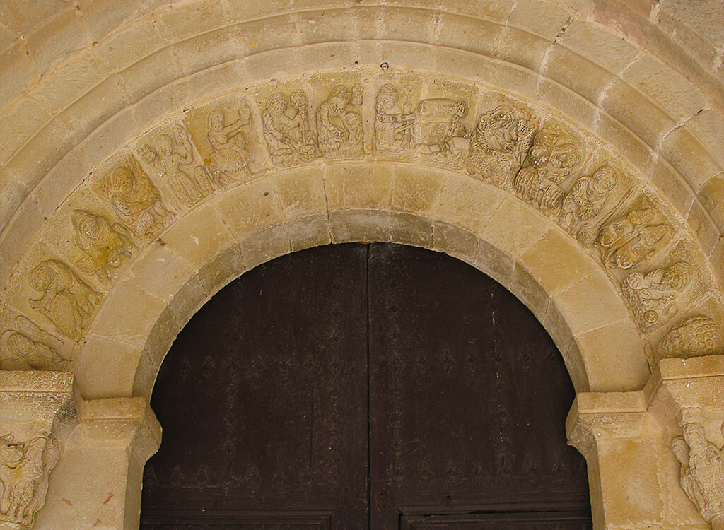 Mensario de la arquivolta de la iglesia de Beleña de Sorbe (foto: wikipedia) Mensario de la arquivolta de la iglesia de Beleña de Sorbe (foto: wikipedia)