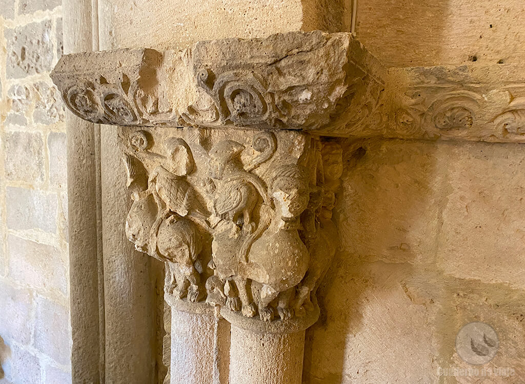 Capitel con bestiario del interior de la Capilla de San Galindo en Campisábalos Capitel con bestiario del interior de la Capilla de San Galindo en Campisábalos