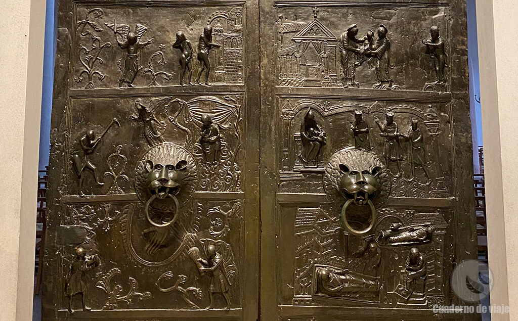 Detalle de las espectaculares Puertas de Bernward hechas en bronce Detalle de las espectaculares Puertas de Bernward hechas en bronce