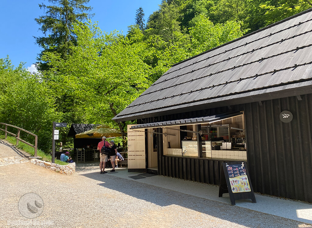 La cafetería y el Centro de visitantes junto a la entrada del desfiladero La cafetería y el Centro de visitantes junto a la entrada del desfiladero