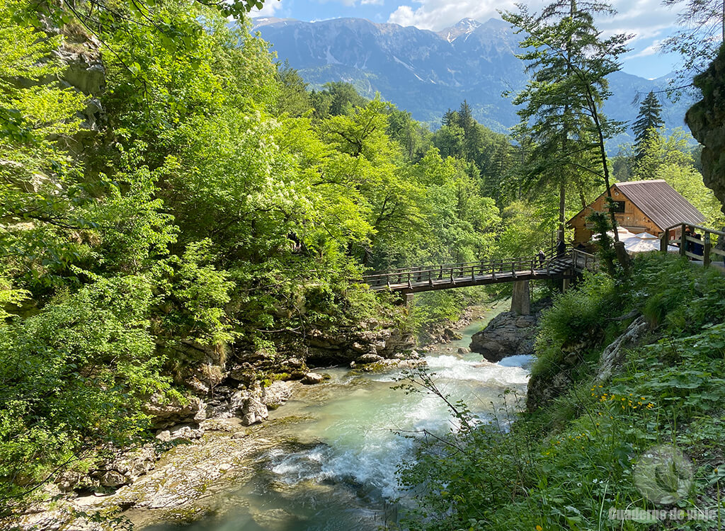 Al final de la garganta encontramos Una pequeña cafeteria y un puente sobre la cascada de Šum Al final de la garganta encontramos Una pequeña cafeteria y un puente sobre la cascada de Šum