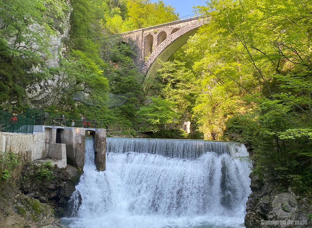 El puente ferroviario y la pequeña central hidroeléctrica El puente ferroviario y la pequeña central hidroeléctrica
