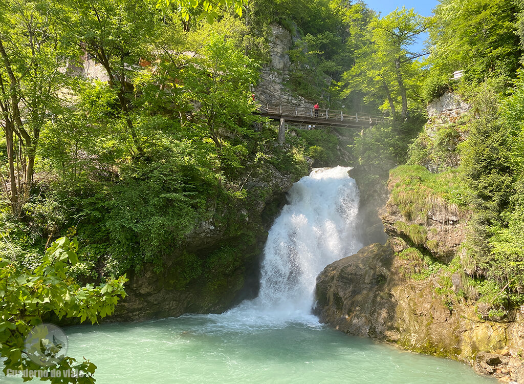 La bonita cascada de Šum que alcanza casi los 14 metros La bonita cascada de Šum que alcanza casi los 14 metros