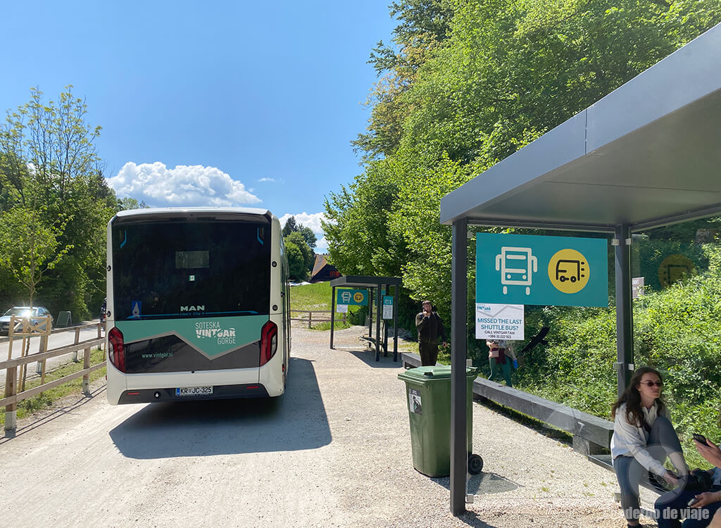 Uno de los autobuses lanzadera (VINTGAR Shuttle-bus) en la parada de Vintgar Uno de los autobuses lanzadera (VINTGAR Shuttle-bus) en la parada de Vintgar