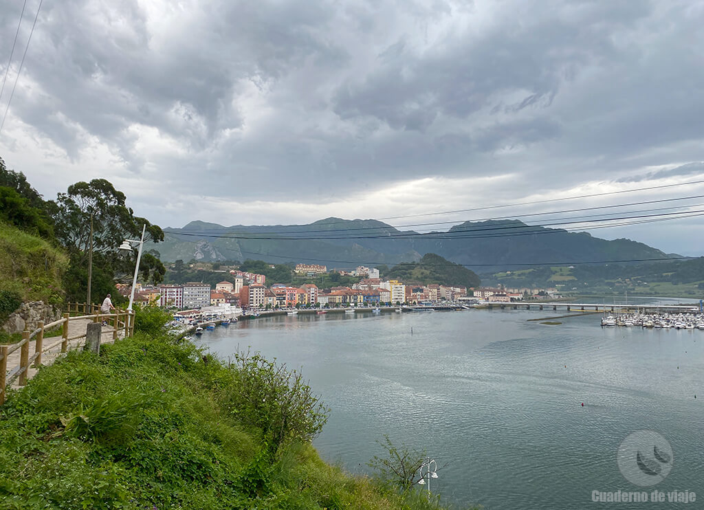 Vista de Ribadesella en la costa de Asturias Vista de Ribadesella en la costa de Asturias