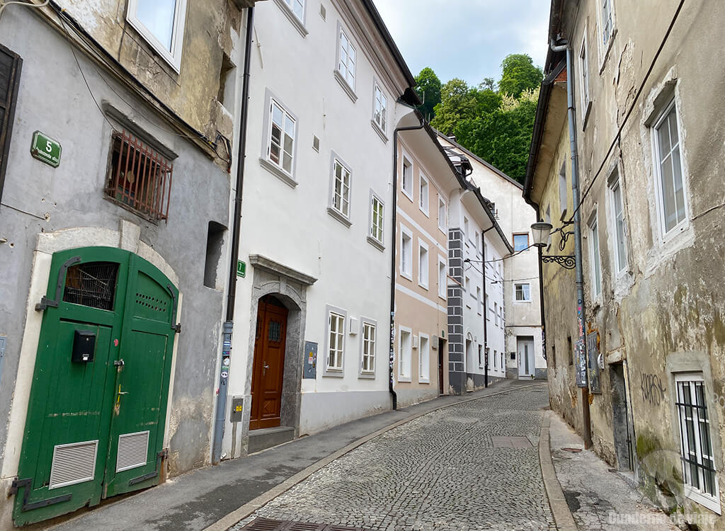 La calle Študentovska sube hasta el castillo La calle Študentovska sube hasta el castillo