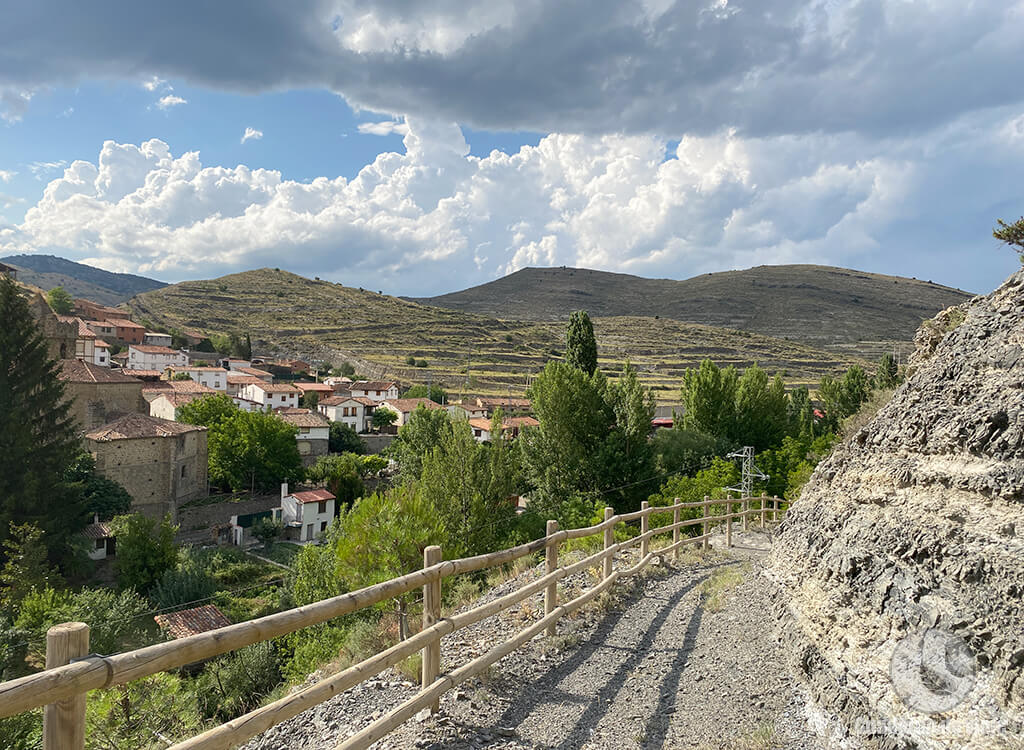 Sendero del monte Guilera con el río Cidacos a los pies Sendero del monte Guilera con el río Cidacos a los pies