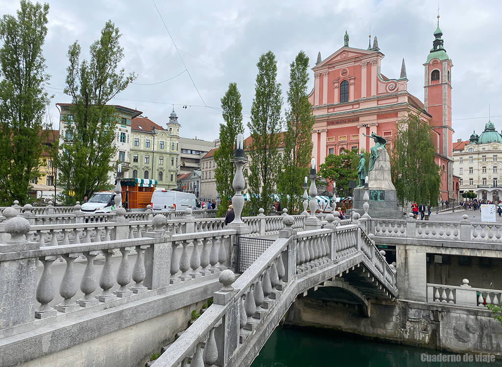 El Puente triple de Plečnik con la Iglesia de la Anunciación al fondo El Puente triple de Plečnik con la Iglesia de la Anunciación al fondo