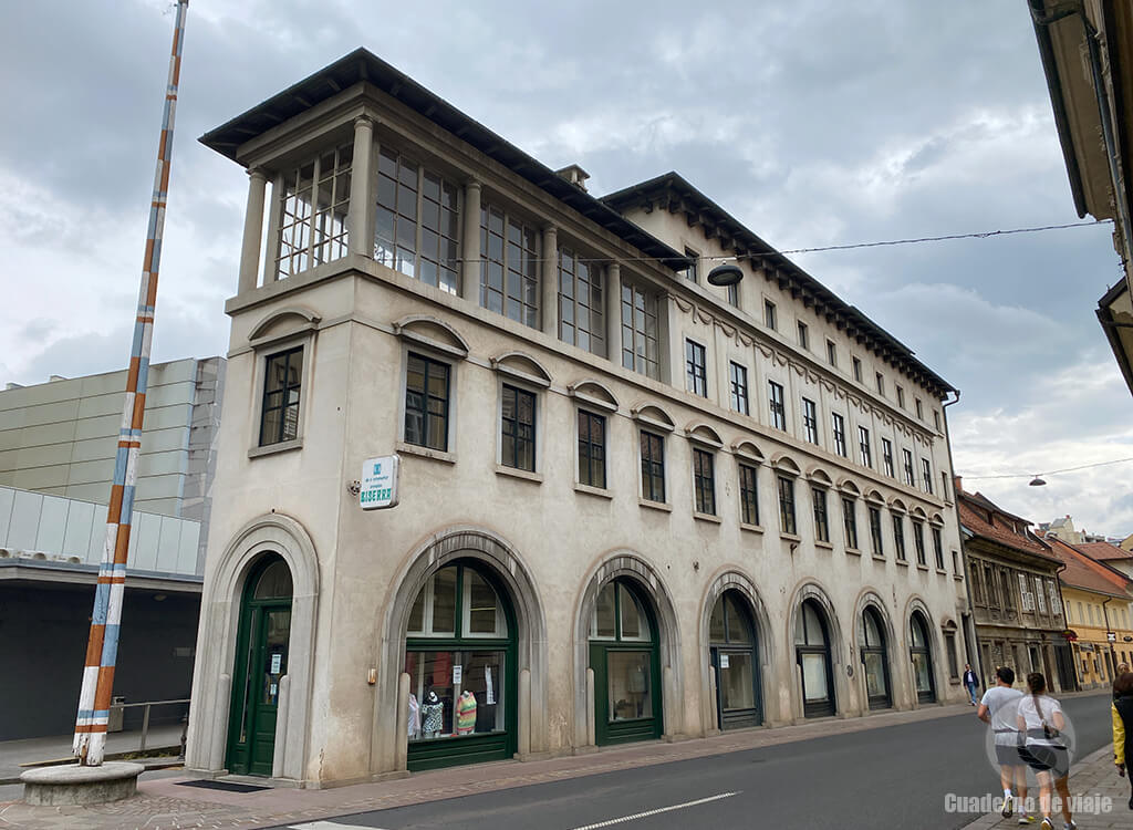 El Plegezen, un singular edificio situado cerca del Mercado Central El Plegezen, un singular edificio situado cerca del Mercado Central