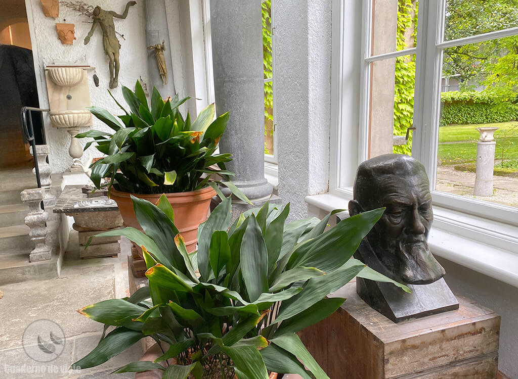 Busto de Plečnik en el vestibulo de su casa Busto de Plečnik en el vestibulo de su casa