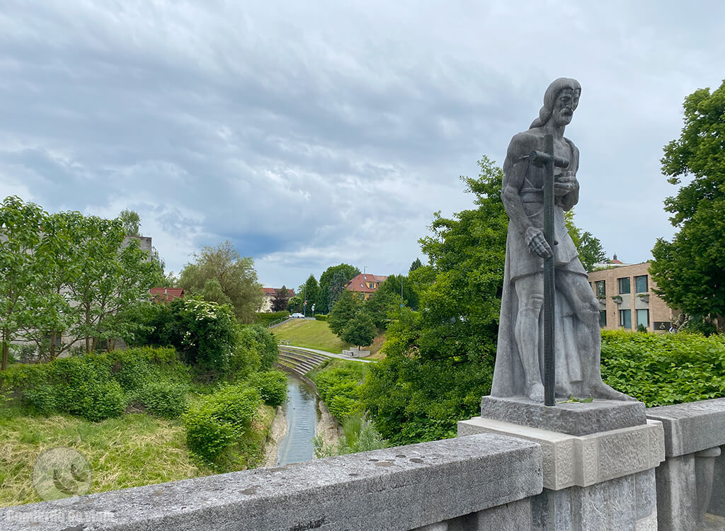 Estatua de San Juan Bautista en el Puente de Trnovo Estatua de San Juan Bautista en el Puente de Trnovo