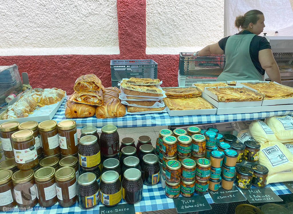 Puesto de empanadas y conservas en el Mercado Semanal de los miércoles Puesto de empanadas y conservas en el Mercado Semanal de los miércoles