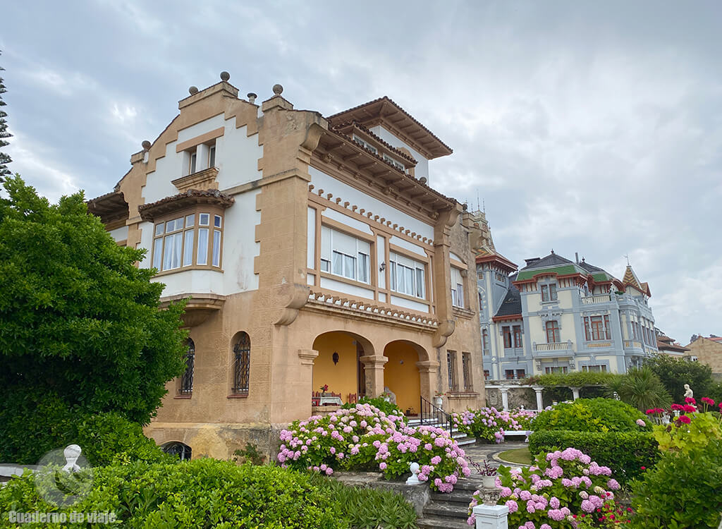 Chalet Antero Prieto y detrás la Villa Rosario, dos de las casonas de indianos más bonitas de Asturias Chalet Antero Prieto y detrás la Villa Rosario, dos de las casonas de indianos más bonitas de Asturias