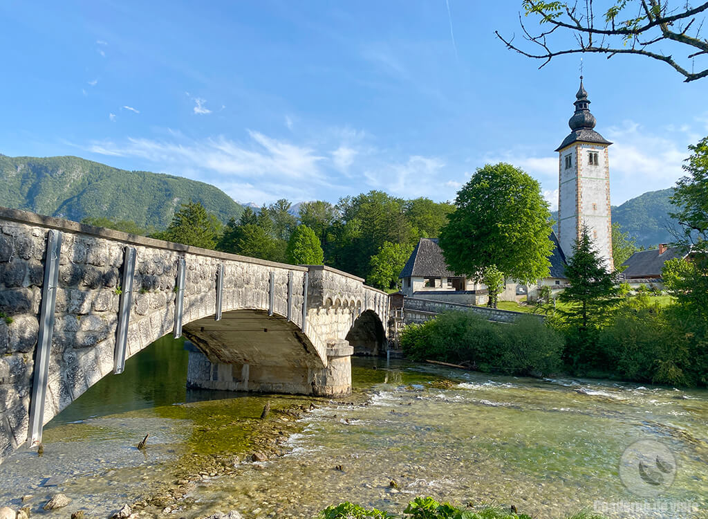 La Iglesia de San Juan Bautista y el puente de piedra a orillas del lago La Iglesia de San Juan Bautista y el puente de piedra a orillas del lago