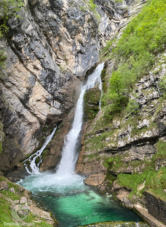 La espectacular Cascada de Savica en primavera La espectacular Cascada de Savica en primavera