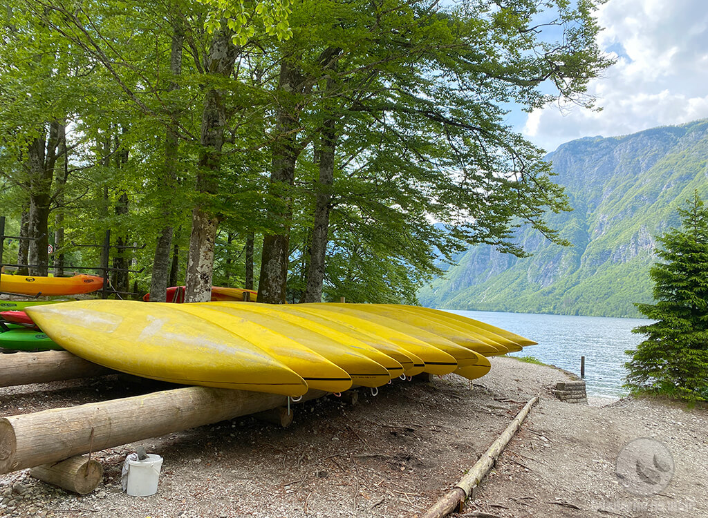 Es posible alquilar kayaks en el lago Bohinj Es posible alquilar kayaks en el lago Bohinj