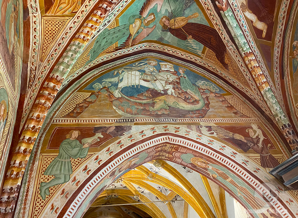 El arco triunfal con los frescos de San Jorge y Caín y Abel El arco triunfal con los frescos de San Jorge y Caín y Abel