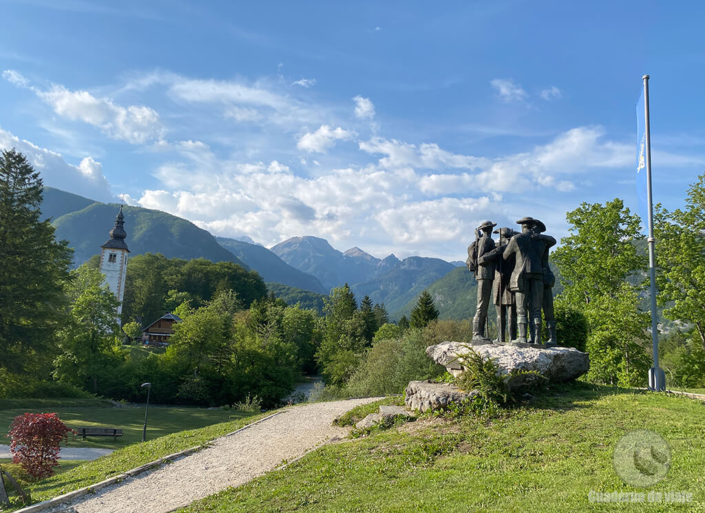 Monumento a los montañeros que subieron por primera vez el Monte Triglav Monumento a los montañeros que subieron por primera vez el Monte Triglav