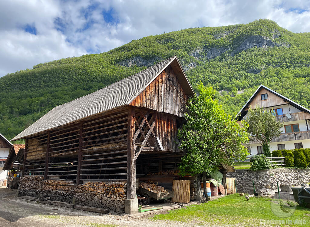 Uno de los graneros (kozolec) del pueblo de Stara Fužina Uno de los graneros (kozolec) del pueblo de Stara Fužina