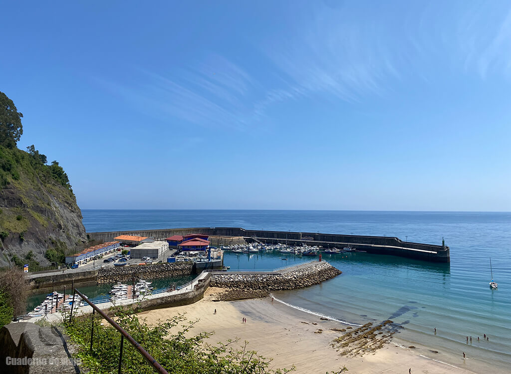 Puerto de Lastres y Playa de El Escanu Puerto de Lastres y Playa de El Escanu