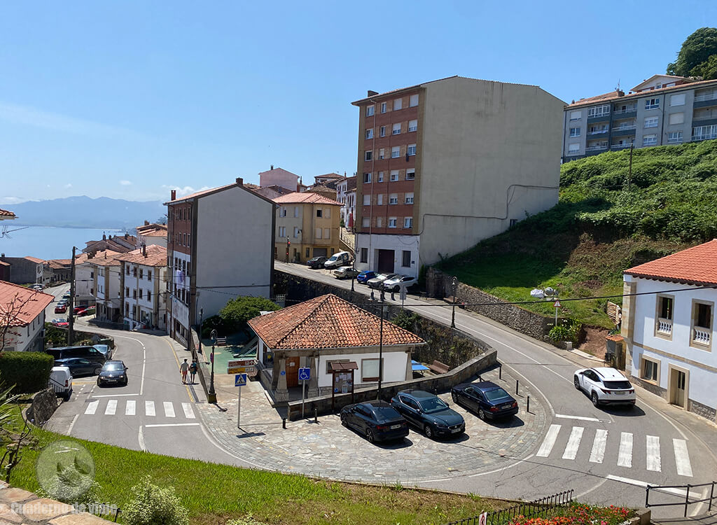 La conocida curva en mitad del pueblo de Lastres La conocida curva en mitad del pueblo de Lastres