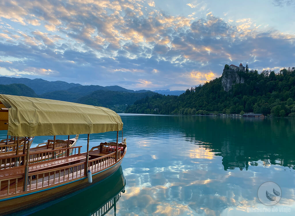 Las típicas barcas Pletna del lago Bled Las típicas barcas Pletna del lago Bled