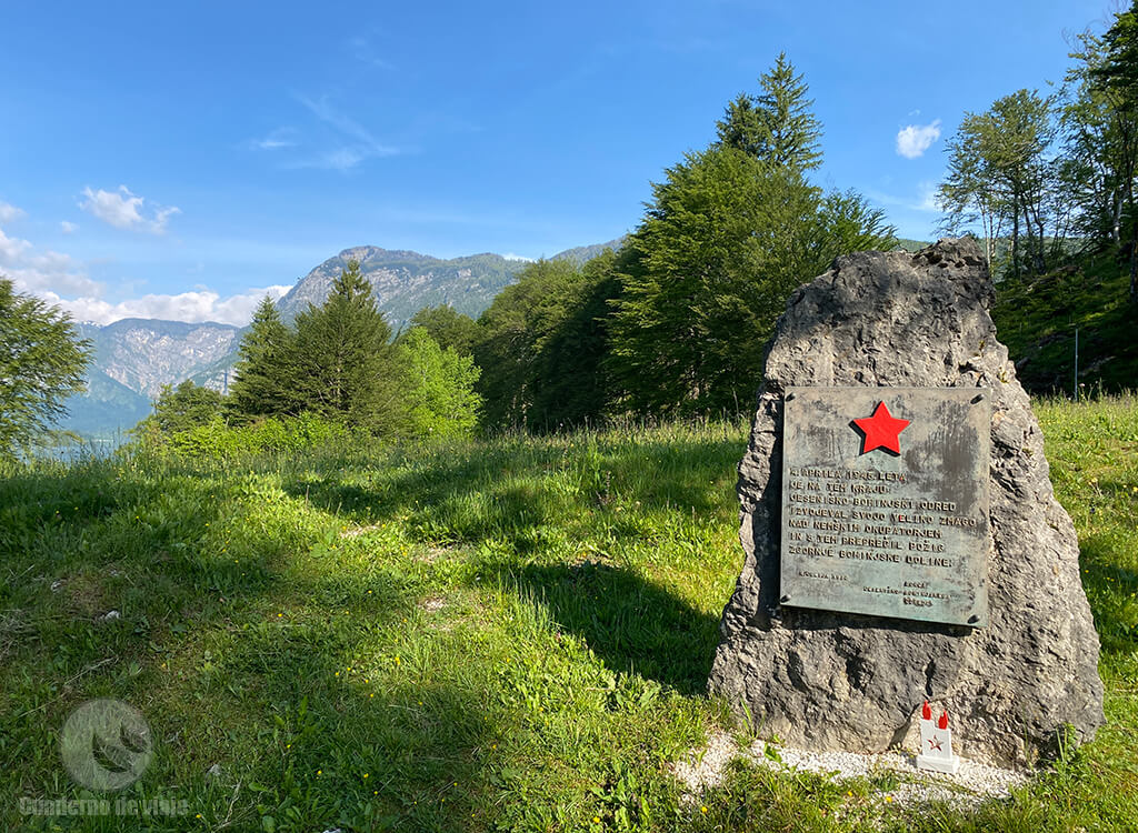 Monolito en recuerdo a la victoria de partisanos eslovenos frente a los nazis (abril 1945) en Stara Fužina Monolito en recuerdo a la victoria de partisanos eslovenos frente a los nazis (abril 1945) en Stara Fužina